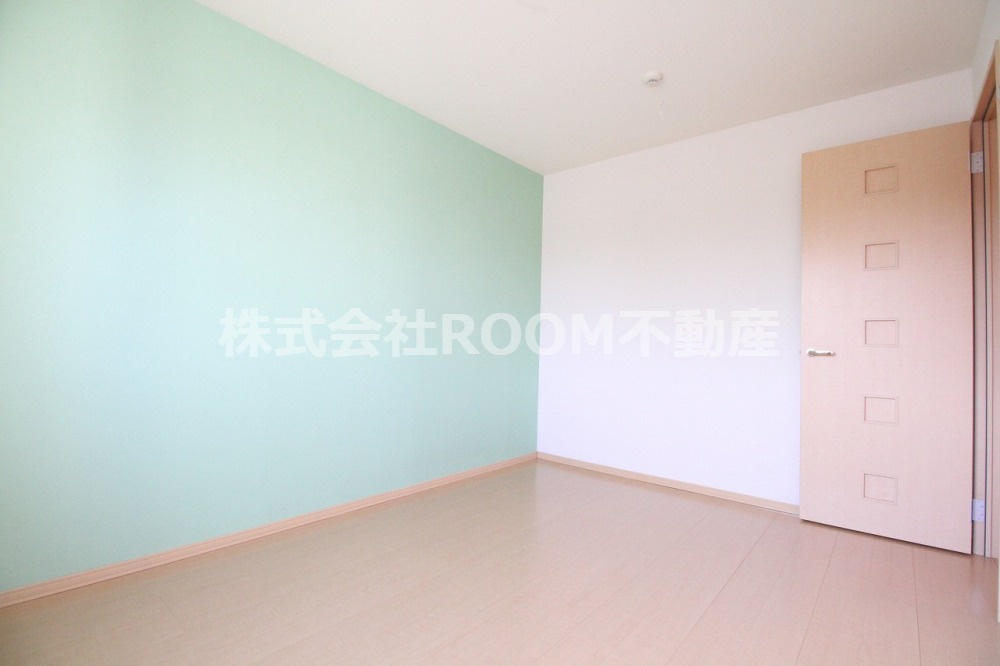 ローズコート夢　A棟の寝室|広くて明るい寝室