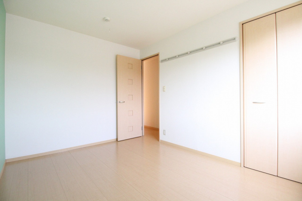 ローズコート夢　A棟の寝室|開放的な寝室です