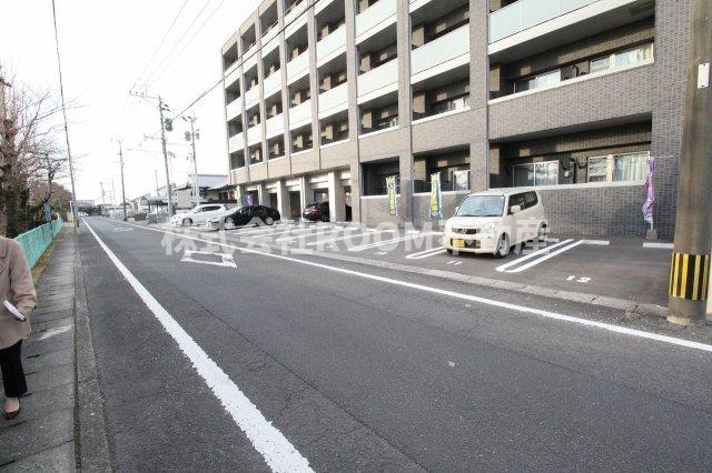 フリューゲル年見の駐車場|駐車スペースもあります