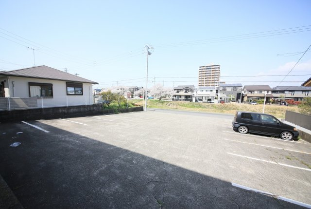 ハイツリバーサイドの駐車場
