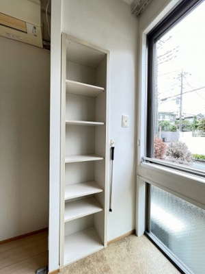 【収納】 | シティハイム大和 | ルームコートにある棚です！収納したい物のサイズに合わせて棚板を自由に動かせます☆