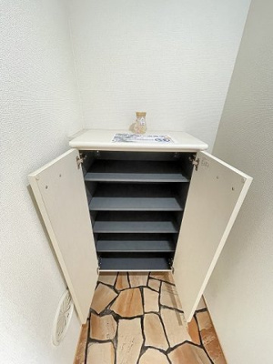 【玄関】 | シティハイム大和 | シューズボックス付きで玄関すっきり片付きます！上に写真やかわいい小物を置けるので、玄関を華やかに飾れますね♪