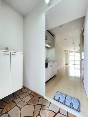 【展望】 | シティハイム大和 | 玄関から室内への景観です！キッチンの奥に洋室12帖のお部屋があります♪