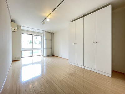 【洋室】 | シティハイム大和 | 南向き洋室12帖☆ルームコートに繋がるお部屋です！エアコン付きで1年中快適に過ごせますね☆