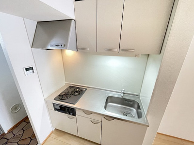 【キッチン】 | シティハイム大和 | 2口ガスコンロ/グリル付きシステムキッチンです☆場所を取るお鍋やお皿もすっきり収納できます♪