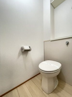 【トイレ】 | シティハイム大和 | 人気のバストイレ別です♪上部にはトイレットペーパーなどの小物を置ける棚付きです♪トイレが独立していると使いやすいですよね☆