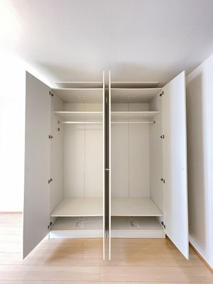 【収納】 | シティハイム大和 | 洋室12帖のお部屋にあるクローゼットです！お洋服もしわにならず、キレイに収納できます☆クローゼットが2ヶ所あるのが便利ですよね！