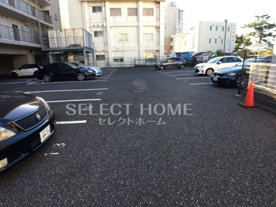 【駐車場】 | カーサビアンカ東岡崎 | 駐車場に車を止められます