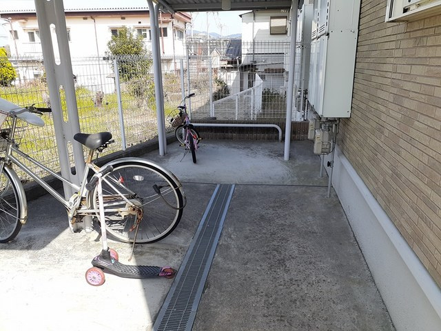 ブリーゼ・Mの駐車場