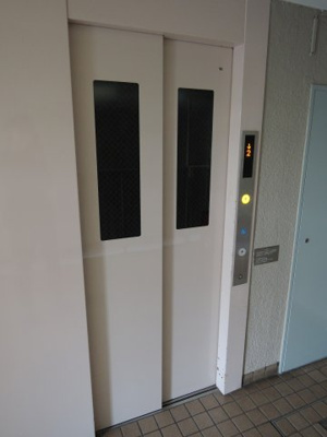 【その他共用部分】 | 洋伸大倉山マンション | お買い物時やベビーカーの出し入れに便利なエレベーター付です。