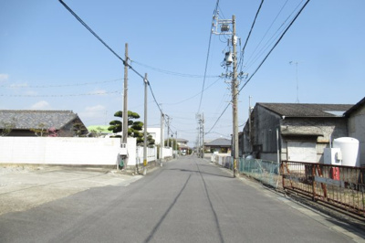 【前面道路含む現地写真】 | 津市高茶屋７丁目　作業所・倉庫付事業用地 | 前面道路