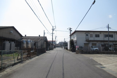 【前面道路含む現地写真】 | 津市高茶屋７丁目　作業所・倉庫付事業用地 | 前面道路