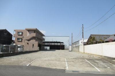 【外観】 | 津市高茶屋７丁目　作業所・倉庫付事業用地 | 広々土地面積約３８０坪　駐車スペース多数あり