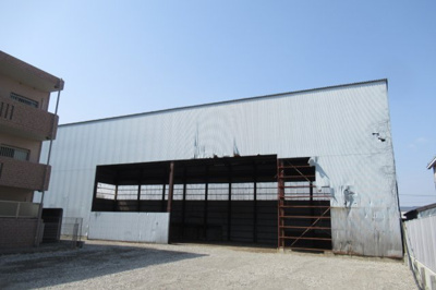 【外観】 | 津市高茶屋７丁目　作業所・倉庫付事業用地 | 上物あり（鉄骨造平家建・約１００坪の作業所・倉庫）