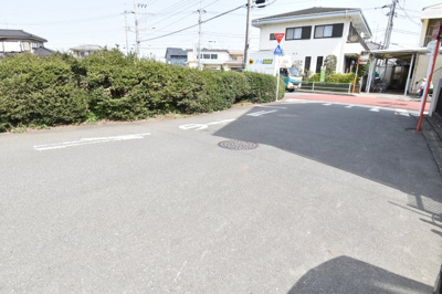 【前面道路含む現地写真】 | 武蔵村山市三ツ藤　中古戸建 | 前面道路公道6メートルあります。運転が苦手な奥様でも楽々駐車可能です。