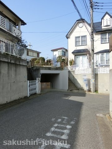 本大久保１丁目　売地の前面道路含む現地写真|本大久保１丁目　売地　更地　建築条件なし　地積約６１坪　擁壁検査済証あります　南道路面