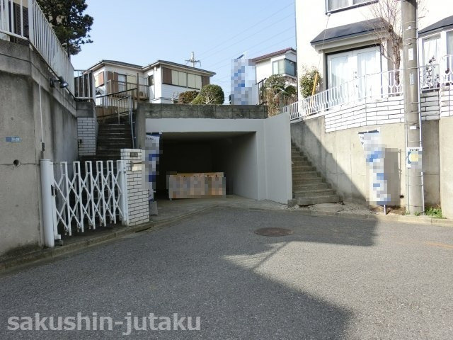 本大久保１丁目　売地の前面道路含む現地写真|本大久保１丁目　売地　更地　建築条件なし　地積約６１坪　擁壁検査済証あります　南道路面
