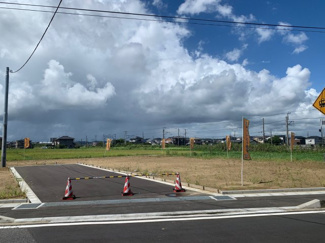 【前面道路含む現地写真】 | 前面道路は６ｍあり、駐車もらくらくできる余裕のある土地です