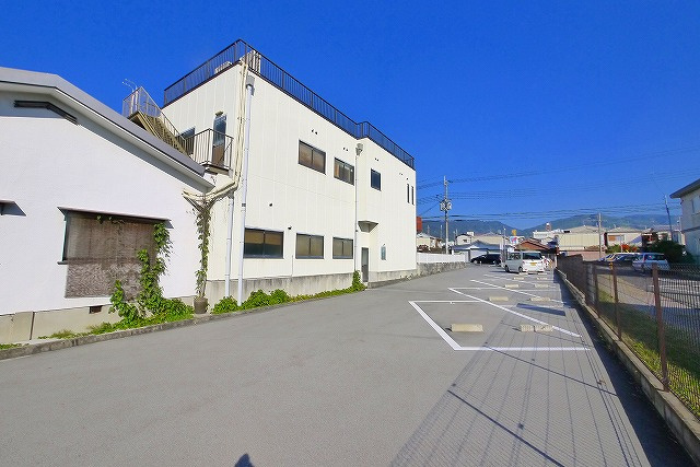 紀寺村田モータープールの外観