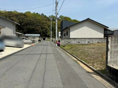 【前面道路含む現地写真】 | 土地　真備町尾崎　全1区画　58.99坪 | 前面道路は幅員6ｍでゆとりがあります。