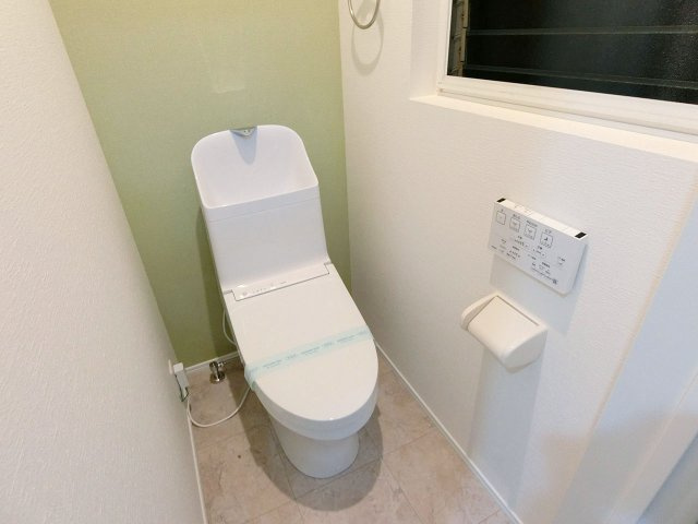 広島市南区青崎２丁目　中古一戸建てのトイレ|温水洗浄機能付きトイレ
