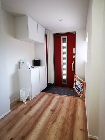 広島市南区青崎２丁目　中古一戸建てのその他|玄関には収納力豊富なシューズボックス付き
