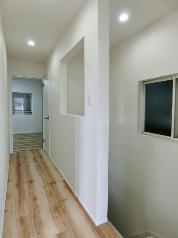 広島市南区青崎２丁目　中古一戸建てのその他|木の温もりを感じる木目調のフローリング
