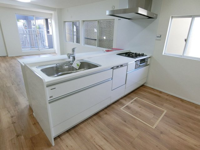 広島市南区青崎２丁目　中古一戸建てのキッチン|機能性収納性に溢れるキッチン。毎日楽しくお料理が出来そうです。
