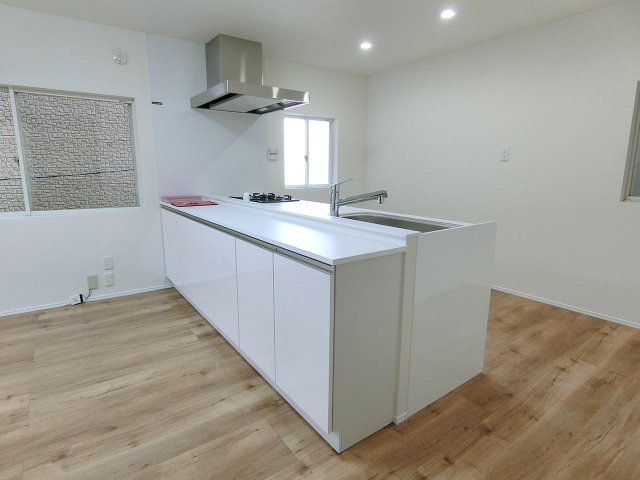 広島市南区青崎２丁目　中古一戸建てのキッチン|カウンターキッチンを備え、豊富な収納力も魅力的なプラン
