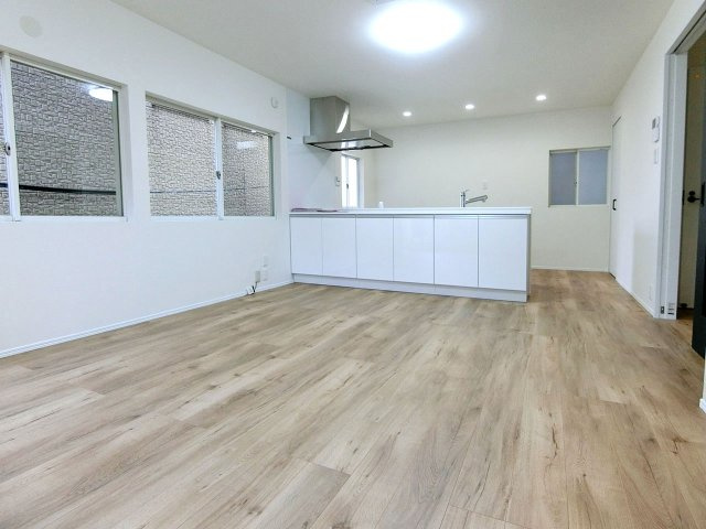 広島市南区青崎２丁目　中古一戸建ての居間・リビング|木の温もりを感じる木目調のフローリング
