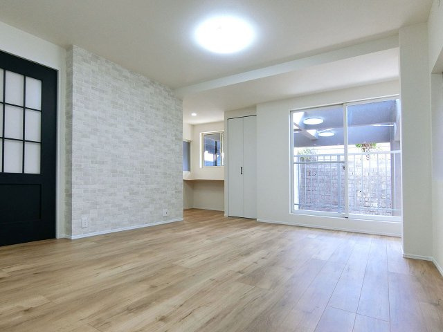 広島市南区青崎２丁目　中古一戸建ての居間・リビング|たくさんの日差しが差し込む明るいリビング
