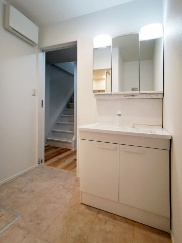 広島市南区青崎２丁目　中古一戸建ての独立洗面台|シャワー付き三面鏡洗面化粧台
