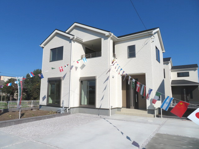 高崎市新町第6（全3棟）3号棟の外観|ナチュラルで飽きの来ないデザインは流行に左右されない家の形です。外構も綺麗に仕上がっています(^▽^)/
