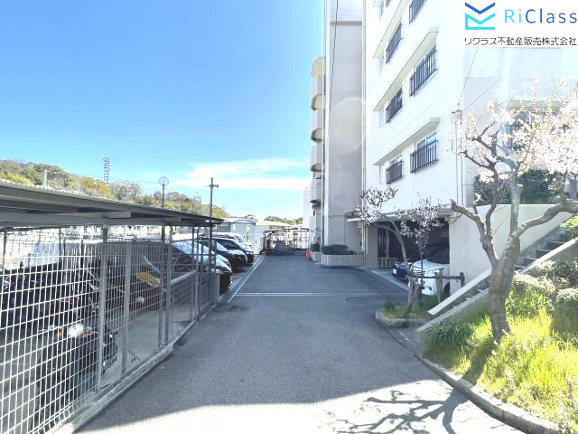 北上沢グランドハイツの駐車場