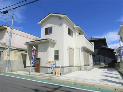 【外観：施工例】 | ブルーミングガーデン 甲府市屋形1丁目1号棟 | 道路側に玄関があります。
駐車スペースは3台分です♪