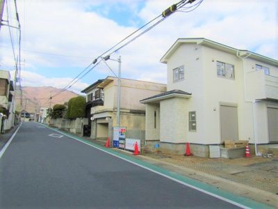 【前面道路含む現地写真】 | ブルーミングガーデン 甲府市屋形1丁目1号棟 | 前面道路含む現地写真です