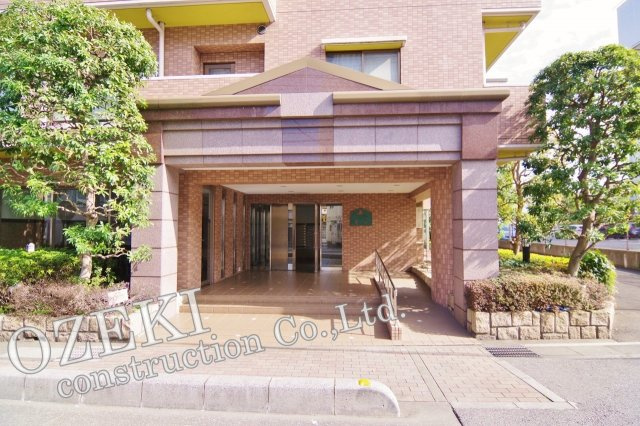 越谷市瓦曽根１丁目の中古マンションのエントランス