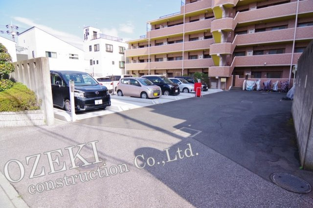 越谷市瓦曽根１丁目の中古マンションの駐車場