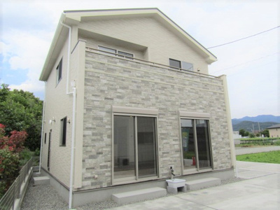 【外観：施工例】 | ブルーミングガーデン　甲斐市大下条1号棟 | 【新築戸建・甲斐市大下条・全2棟】1号棟
土地面積：50.18坪　建物面積：33.37坪