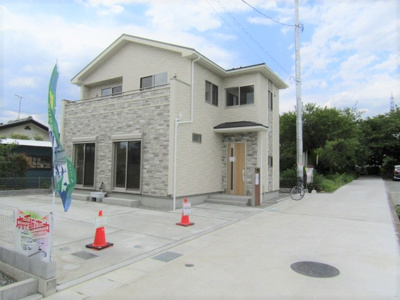 【前面道路含む現地写真】 | ブルーミングガーデン　甲斐市大下条1号棟 | 前面道路含む現地写真です
【接道】東側：公道4ｍ