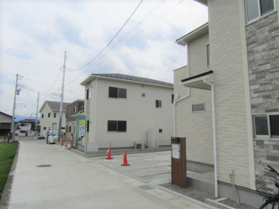 【前面道路含む現地写真】 | ブルーミングガーデン　甲斐市大下条1号棟 | 前面道路含む現地写真です
【接道】東側：公道4ｍ