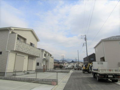 【前面道路含む現地写真】 | ブルーミングガーデン　甲斐市中下条2号棟 | 前面道路含む現地写真です