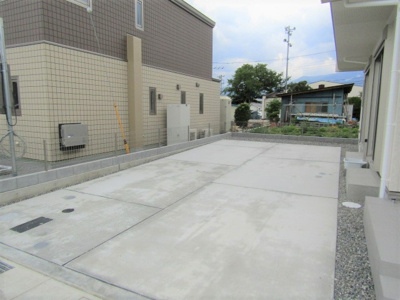 【駐車場】 | ブルーミングガーデン　甲斐市大下条2号棟  | 4台駐車可能なカースペースあり♪（車種による）
充実の広さです！
