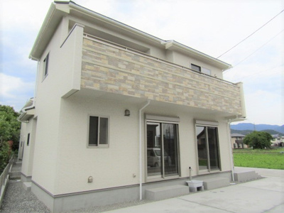 【外観：施工例】 | ブルーミングガーデン　甲斐市大下条2号棟  | 【新築戸建・甲斐市大下条・全2棟】2号棟
土地面積：50.59坪　建物面積：33.49坪