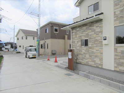 【前面道路含む現地写真】 | ブルーミングガーデン　甲斐市大下条2号棟  | 前面道路含む現地写真です
【接道】東側：公道4m