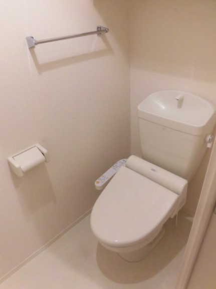 アジュールブルーのトイレ|清潔感のあるトイレです