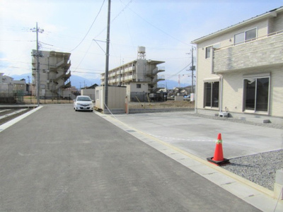 【前面道路含む現地写真】 | ブルーミングガーデン　甲府市東下条1号棟 | 前面道路含む現地写真です