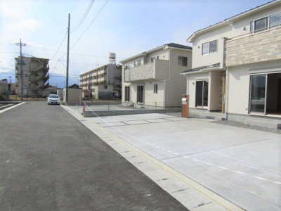 【前面道路含む現地写真】 | ブルーミングガーデン　甲府市東下条町2号棟 | 前面道路含む現地写真です