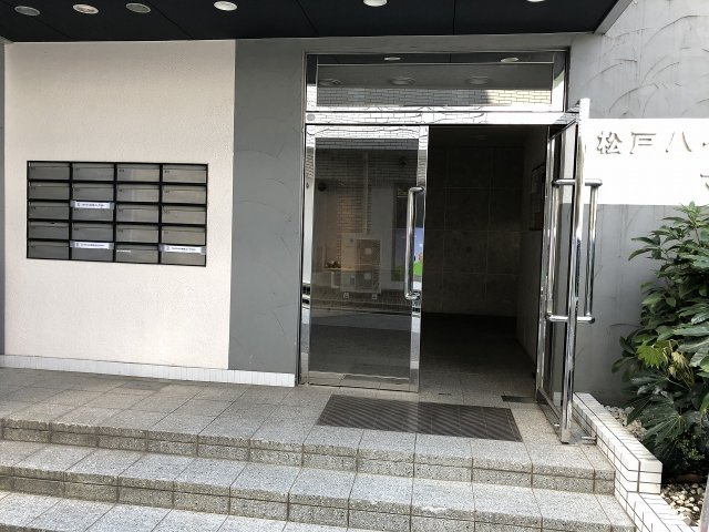 松戸市根本の賃貸マンションのエントランス