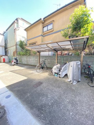 【その他共用部分】 | 宮崎台Kマンション | 屋根付きの駐輪場があるので雨が降っても安心です☆自転車はちょっとした移動手段に便利ですよね！